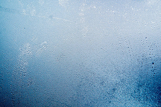 gouttes d’eau naturelles sur le verre, condensation hivernale - drop water condensation glass photos et images de collection