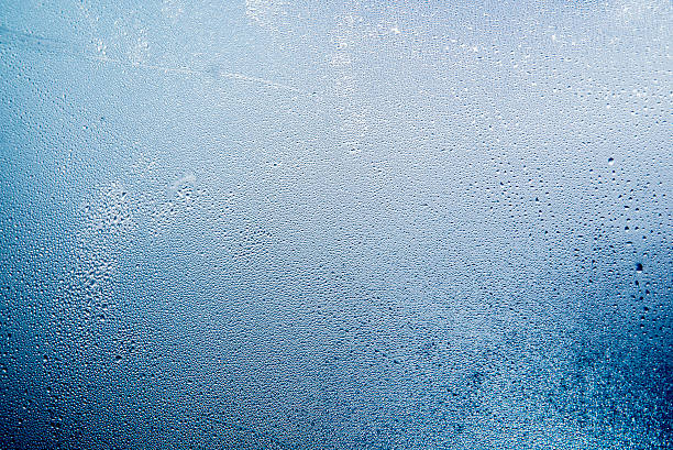 naturalne krople wody na szkle, kondensacja zimowa - drop water condensation glass zdjęcia i obrazy z banku zdjęć