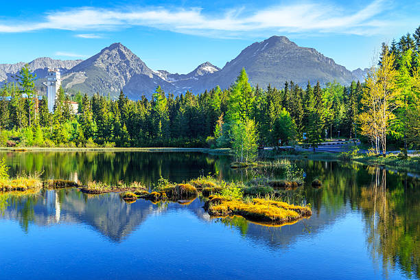 lago de montaña en el parque nacional de tatra alto, eslovaquia, europa - moraine fotografías e imágenes de stock