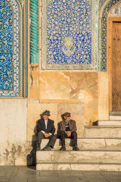 두 남자 앉아 전면-쉐이크 로트홀라 사원, 이스파한 - spirituality famous place isfahan dome 뉴스 사진 이미지