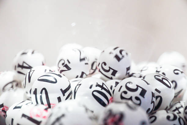 groupe de boules de loterie en noir et blanc - lottery balls photos et images de collection