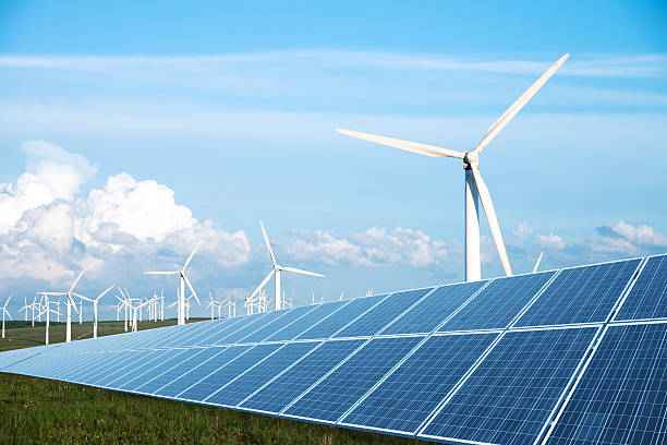 painel solar em gramado verde com estação de energia eólica - alternative energy wind turbine environment energy - fotografias e filmes do acervo