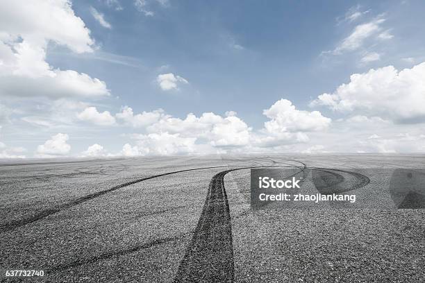 Photo libre de droit de Circuit Routier Asphalté Et Ciel banque d'images et plus d'images libres de droit de Fond - Fond, Voiture, Circuit automobile