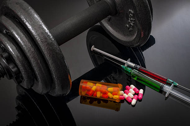 dumbbell, performance enhancement pills and steroid injections in syringes - steroids imagens e fotografias de stock