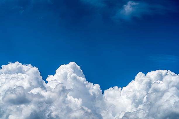 nuages et ciel bleu  - cumulus photos et images de collection