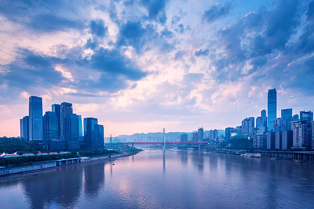 edifícios modernos e ponte em chongqing perto do rio ao pôr do sol - chongqing china bridge asia - fotografias e filmes do acervo