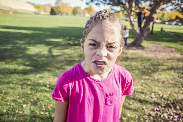 wściekła i zdenerwowana dziewczynka wykazując silne emocje - chytra zdjęcia i obrazy z banku zdjęć