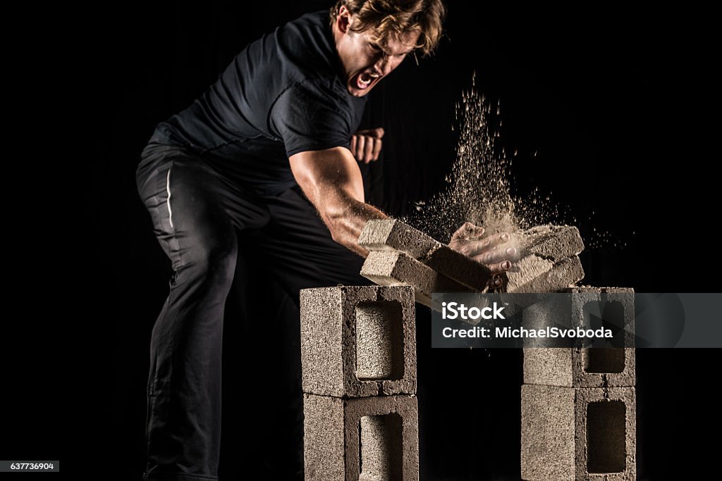 Lutador masculino quebrando tijolos - Foto de stock de Quebrar royalty-free