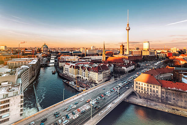 berlin stadtbild mit fernsehturm unter bei sonnenuntergang - berlin stock-fotos und bilder