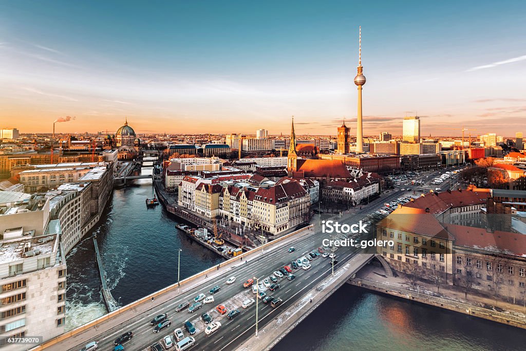 berlim paisagem da cidade com torre de televisão sob na hora do pôr do sol - Foto de stock de Berlim royalty-free