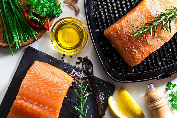 surowe stek z łososia  - fish salmon healthy eating salmon fillet zdjęcia i obrazy z banku zdjęć