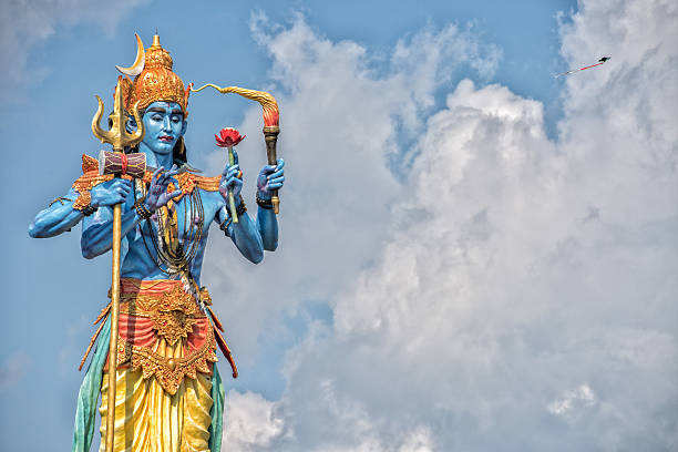 statue de shiva dans le fond de ciel de lumière bleue - shiv bangalore shiva god photos et images de collection