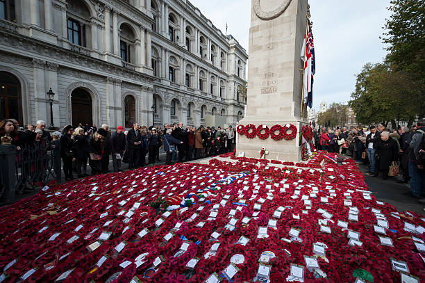 trauernde am londoner kenotaph am gedenktag - cenotaph stock-fotos und bilder