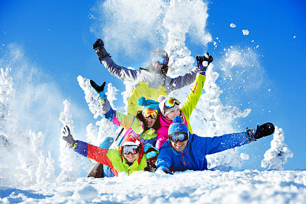 grupo de amigos felices estación de esquí - skiing snowboarding snowboard snow fotografías e imágenes de stock