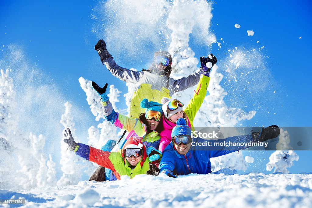 Grupo feliz amigos estação de esqui - Foto de stock de Esqui - Esqui e snowboard royalty-free