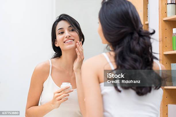 Foto de Mulher Aplicando Hidratante e mais fotos de stock de Mulheres - Mulheres, Tratamento de pele, Face Humana