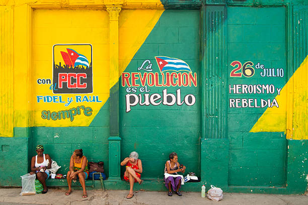 cztery kobiety czekają w hawanie, kuba - scritte zdjęcia i obrazy z banku zdjęć