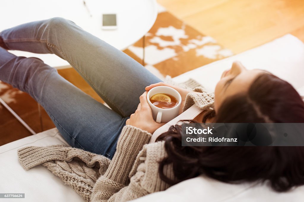 Mulher relaxando em casa - Foto de stock de Chá - Bebida quente royalty-free
