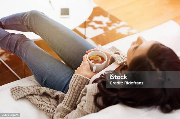 Foto de Mulher Relaxando Em Casa e mais fotos de stock de Chá - Bebida quente - Chá - Bebida quente, Mulheres, Relaxamento