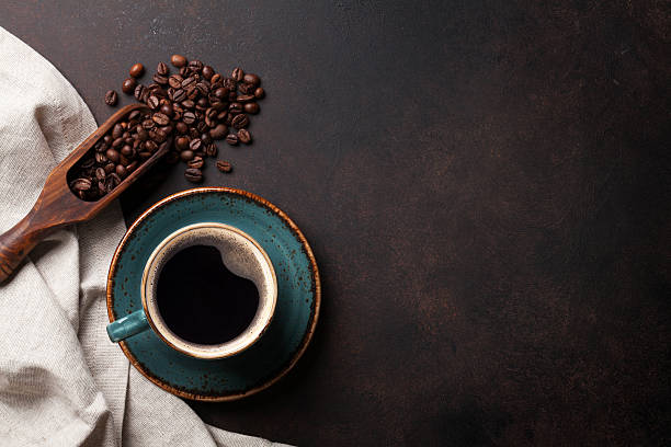 tazza da caffè sul vecchio tavolo da cucina - cup of coffee beans foto e immagini stock