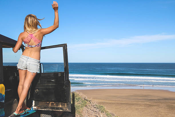 mulheres se alegrar ao sol pelo jipe perto do oceano - off road vehicle audio - fotografias e filmes do acervo