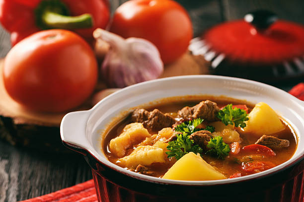 ungarische suppe gulasch (bograch) mit knödel. - kartoffelknödel essen stock-fotos und bilder
