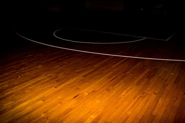 en bois terrain de basket-ball - basketball floor basketball court hardwood floor photos et images de collection