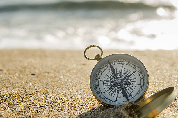 brújula en la playa  - compass exploration the way forward beach fotografías e imágenes de stock