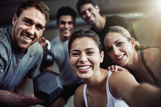 allenamento fantastico con persone fantastiche - friendship women exercising gym foto e immagini stock