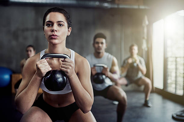 kalorien verbrennen und ihren kern mit einer kettlebell stärken - krafttraining stock-fotos und bilder