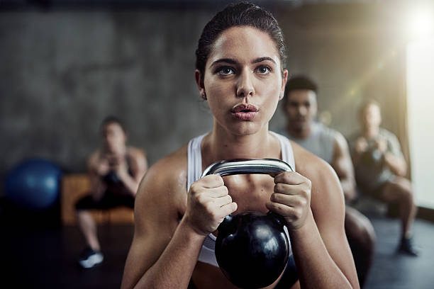 彼女の目ではありません。 - gym women inside of exercising ストックフォトと画像
