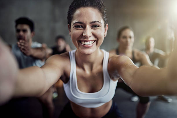 フィット感を得て、素晴らしい気分 - gym women inside of exercising ストックフォトと画像