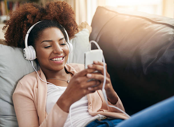istock Downloading an awesome playlist 637773192