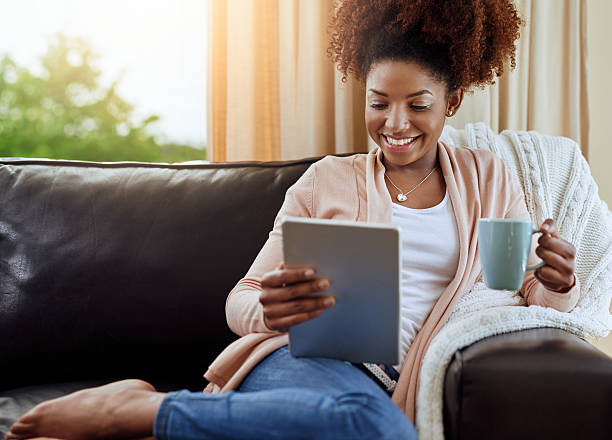 istock Her favorite magazine is now online 637773650