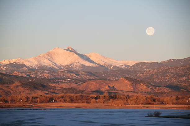 istock Setting Moon by the Twin Peaks Mountains 637775166