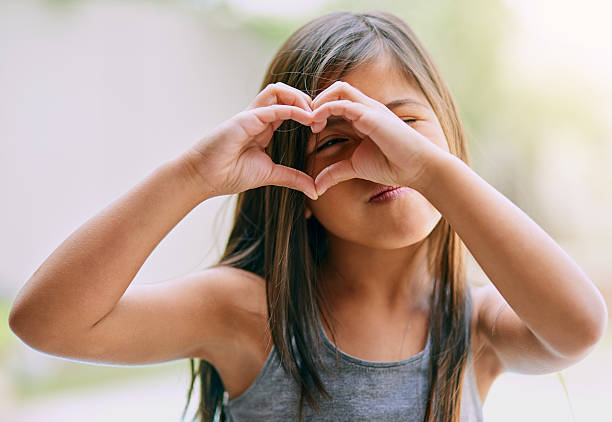 preenchendo a vida com amor e felicidade - heart shape child human hand childhood - fotografias e filmes do acervo