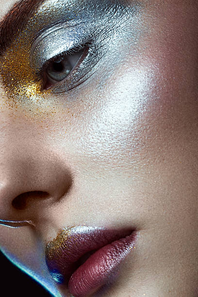 красивая девушка с творческим золотым и серебряным блеском макияж - silver exoticism fashion model human face стоковые фото и изображения