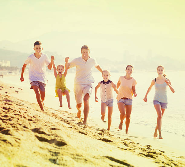 família numerosa correr na praia - family large american culture fun imagens e fotografias de stock