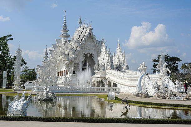wat rong khun, der weiße tempel von chiang rai - rong river khun wat thailand stock-fotos und bilder