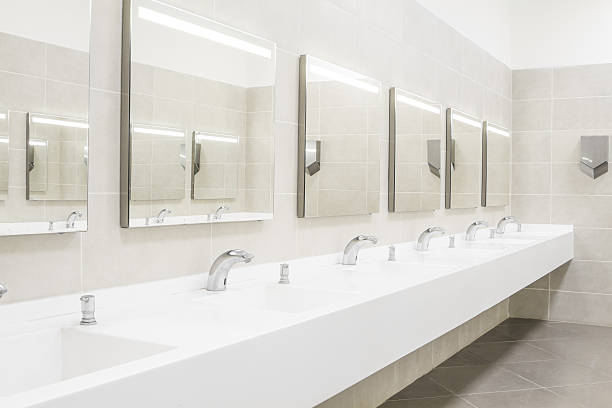 salle de bain commerciale pour se laver les mains - installation domestique photos et images de collection