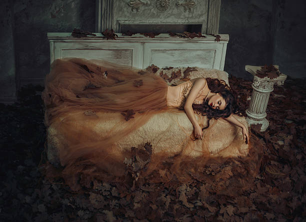 storia della bella addormentata - women gothic style sensuality mystery foto e immagini stock