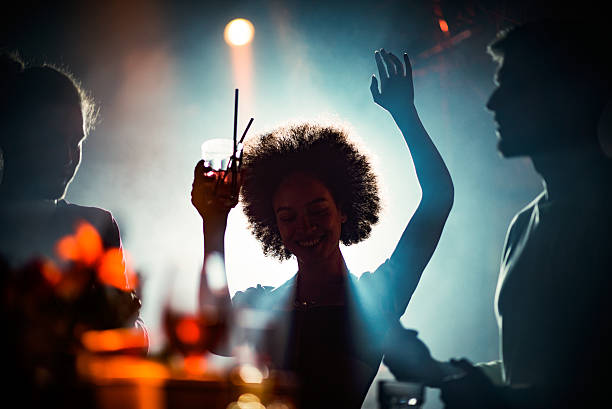 ludzi taniec w klubie - friendship relaxation cocktail nightclub zdjęcia i obrazy z banku zdjęć