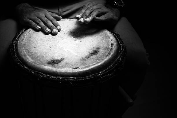 sinlge west african drum in dramatic single light. - sangban photos et images de collection