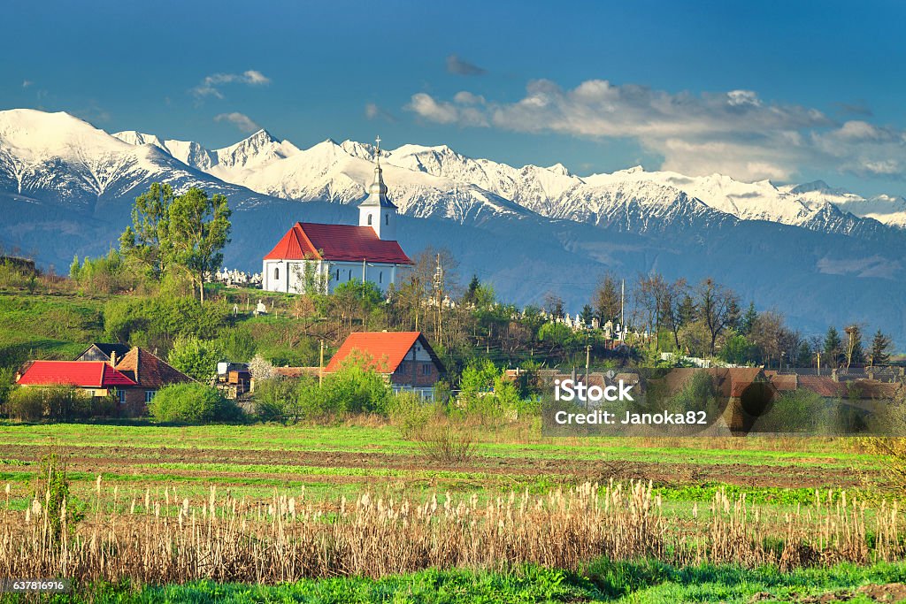 Espectacular paisaje rural de primavera y montañas nevadas, Transilvania, Rumania, Europa - Foto de stock de Transilvania libre de derechos