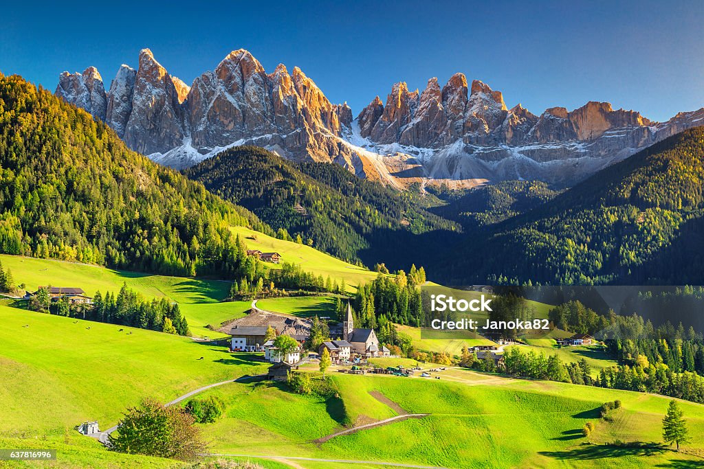 Phong Cảnh Mùa Xuân Tuyệt Đẹp Với Làng Santa Maddalena Dolomites Ý Châu Âu  Hình ảnh Sẵn có - Tải xuống Hình ảnh Ngay bây giờ - iStock