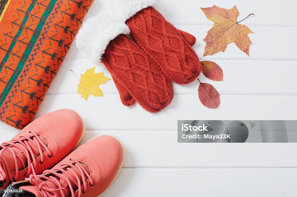 Winterkleidung und Schuhe auf Holzhintergrund - Lizenzfrei Accessoires Stock-Foto