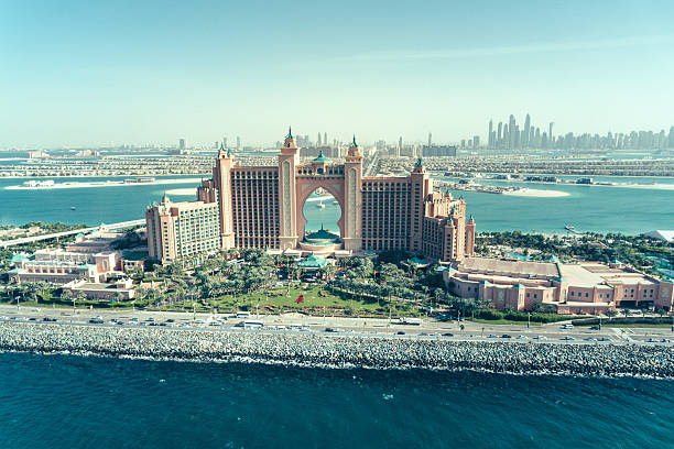 widok z lotu ptaka na luksusowy hotel atlantis resort, dubaj - atlantis the palm zdjęcia i obrazy z banku zdjęć