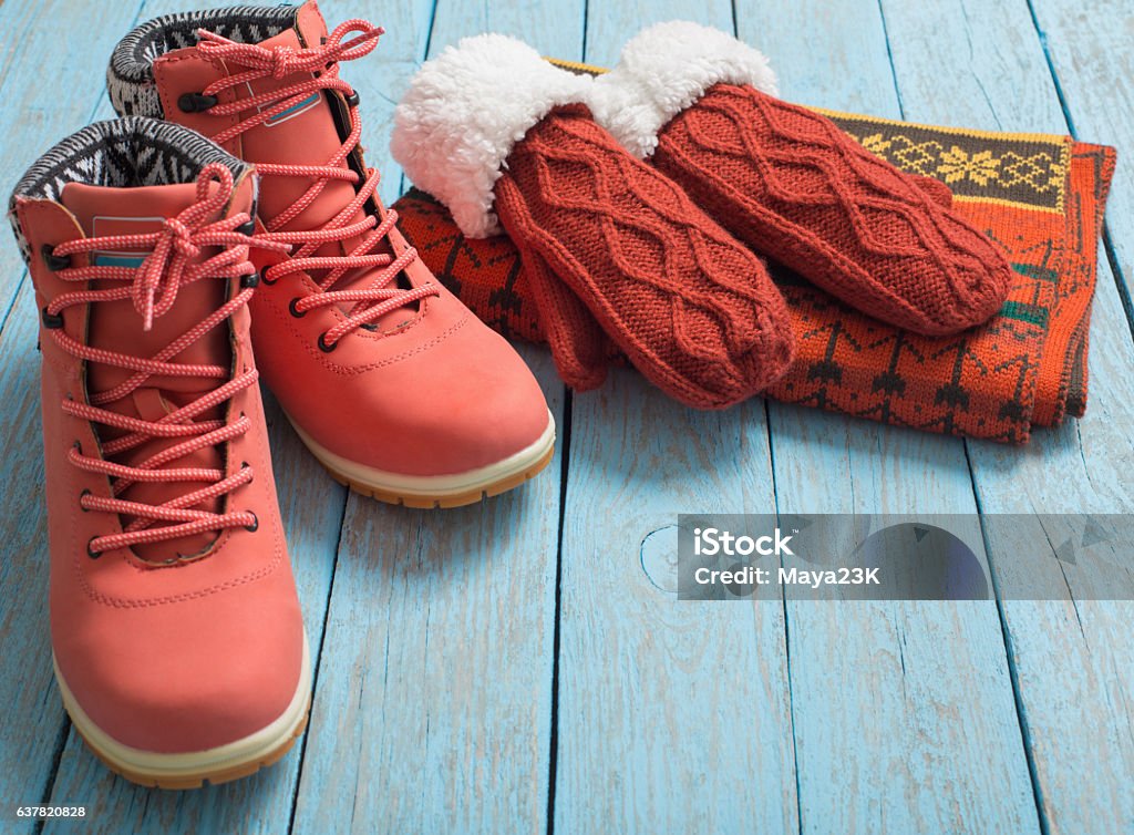 Vêtements et chaussures d’hiver sur fond de bois - Photo de Vêtement chaud libre de droits