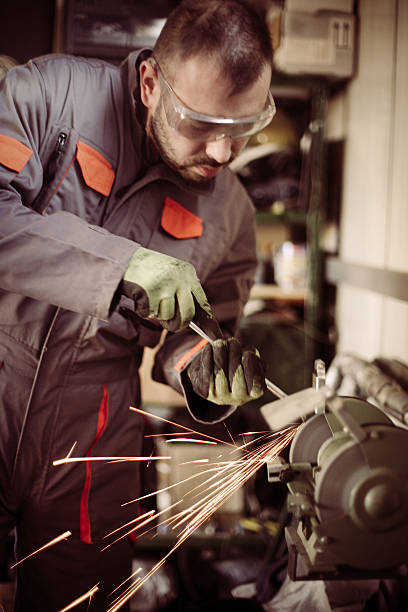 o homem afia na oficina. - instruction manual working glass metal - fotografias e filmes do acervo