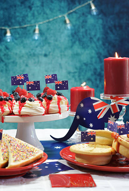 旗と象徴的な食べ物を持つオーストラリアのテーマパーティーテーブル - lamingtons australia australia day celebration ストックフォトと画像